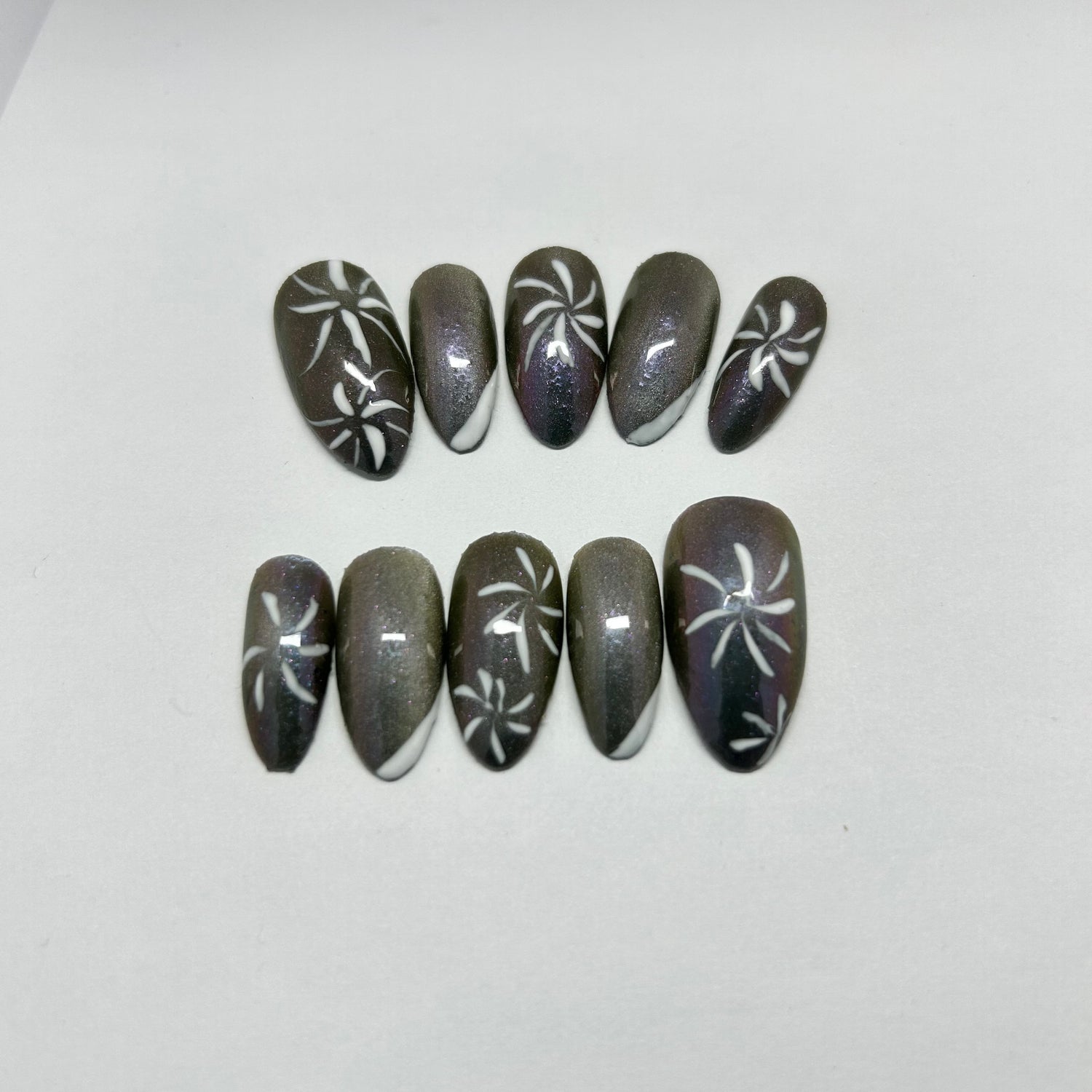 Sparkling in the dark sky with cateye